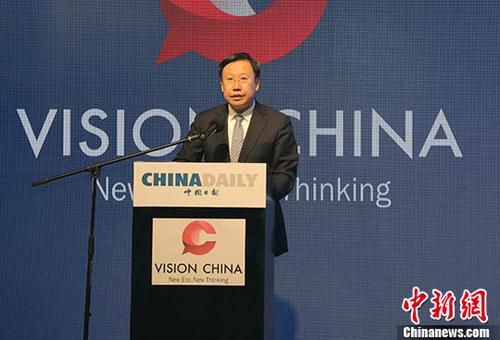 中國僑網(wǎng)圖為中宣部常務副部長、中央政策研究室副主任王曉暉發(fā)表講話。 中新社記者 王曦 攝