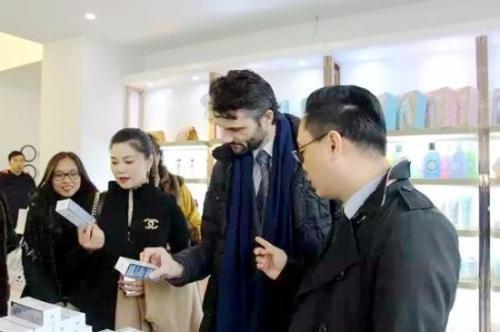 中國僑網(wǎng)蘇文義向普拉托市市長馬戴奧·畢弗尼介紹企業(yè)所經(jīng)營的意大利品牌商品。(圖片來源:歐聯(lián)網(wǎng))