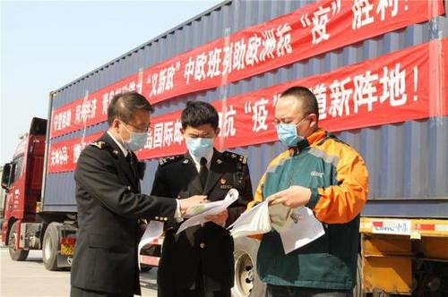 中國僑網(wǎng)海關(guān)關(guān)員現(xiàn)場查驗出境中歐班列集裝箱 (中國經(jīng)濟網(wǎng)/李軒 攝)