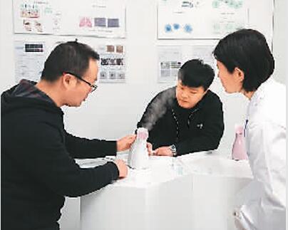 中國僑網(wǎng)團(tuán)隊成員正在調(diào)試產(chǎn)品功能(圖片來源:《人民日報海外版》)
