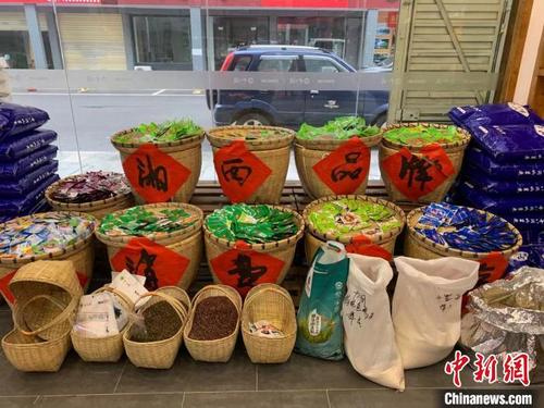 中國僑網(wǎng)湖南消費扶貧示范中心花垣縣生活館內(nèi)展銷的扶貧產(chǎn)品。 魯毅 攝