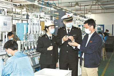 中國僑網(wǎng)深圳海關關員到機電企業(yè)調研。