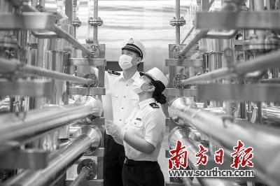 中國僑網(wǎng)惠州海關關員對進口生產(chǎn)設備進行檢驗。張仕榮 攝