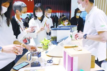 中國僑網(wǎng)昨天(23日),德國福維克展區(qū)的工作人員在展示智能茶具。 本報記者 李茂君 攝