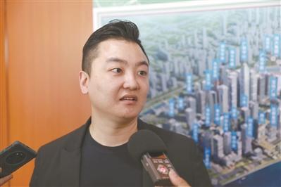 中國(guó)僑網(wǎng)黃躍中在接受采訪。 廣州日?qǐng)?bào)全媒體記者蘇俊杰 攝