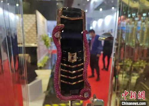 中國僑網(wǎng)標(biāo)價289萬元的VERTU手機 姜煜 攝