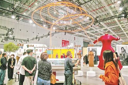 中國僑網(wǎng)在消費(fèi)品展區(qū),一件長2.5米的紅色針織裙引人注目