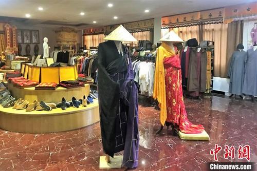 中國僑網(wǎng)圖為僧服展示。 寧德市德翔僧服有限公司 供圖