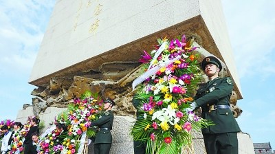 中國(guó)僑網(wǎng)悼念英烈 緬懷同胞(《北京晚報(bào)》/劉平 攝)