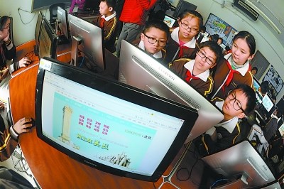 中國(guó)僑網(wǎng)網(wǎng)絡(luò)祭掃 傳遞感恩(《北京晚報(bào)》/康靜 攝)