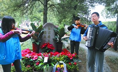 中國(guó)僑網(wǎng)志愿樂(lè)手 奏曲祭掃(《北京晚報(bào)》/劉平攝 攝)