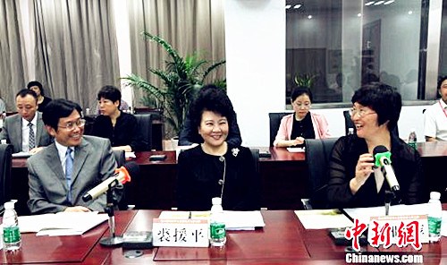 14日，第29期海外華僑華人社團(tuán)負(fù)責(zé)人研習(xí)班在揚(yáng)州大學(xué)結(jié)業(yè)。國僑辦主任裘援平表示，要進(jìn)一步提升中華餐飲在全世界的影響力，促進(jìn)提高海外中餐業(yè)整體水平，進(jìn)一步弘揚(yáng)中華美食文化，積極推動(dòng)海外中餐業(yè)繁榮發(fā)展。(崔佳明