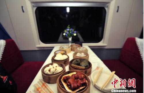 中國(guó)僑網(wǎng)圖為旅客在高鐵上品嘗外賣 供圖