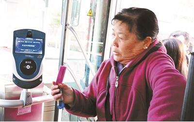 中國僑網(wǎng)通州區(qū)通10路安裝了可以掃碼乘車的機(jī)具