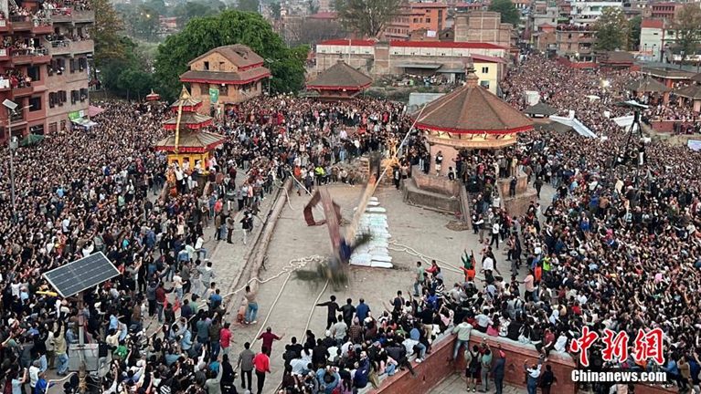尼泊爾迎來(lái)“2082年” 古城巴德崗人山人海