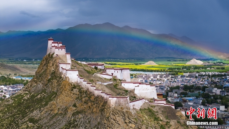 西藏日喀則：江孜宗山現(xiàn)彩虹景觀
