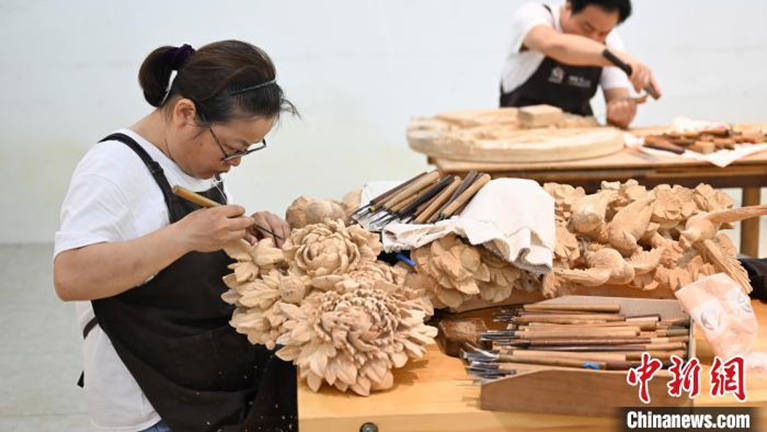 肢殘勇追非遺夢(mèng) 浙江東陽(yáng)胡先民助力木雕技藝傳承
