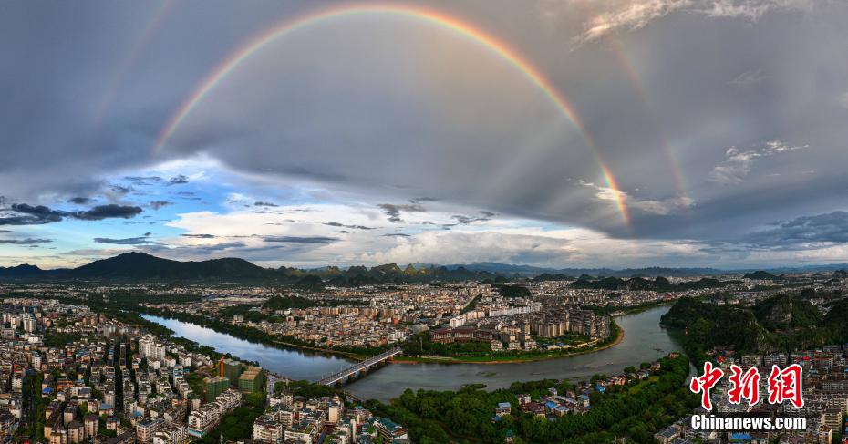廣西桂林出現(xiàn)雨后雙彩虹景觀