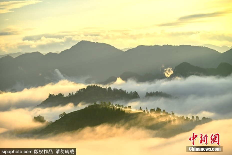 重慶酉陽山間現(xiàn)云海日出奇景
