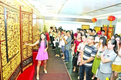 潮州市人民廣場文化長廊工藝美術(shù)精品館,100多名文化使者近距離觀賞潮州門類眾多的工藝精品。本報記者