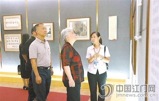 唐聞生、李崴參觀周恩來總理視察新會(huì)紀(jì)念館。