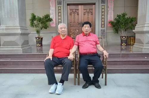 哥哥歐陽鐘鴻(右),弟弟歐陽鐘雁(左)