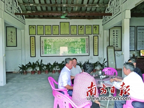 洲東村的垂昆公祠內(nèi),老人們正在議事。南方日?qǐng)?bào)記者