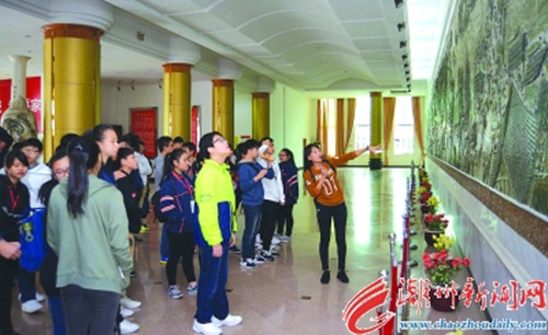 中國(guó)僑網(wǎng)香港學(xué)生在中國(guó)瓷都陳列館參觀。