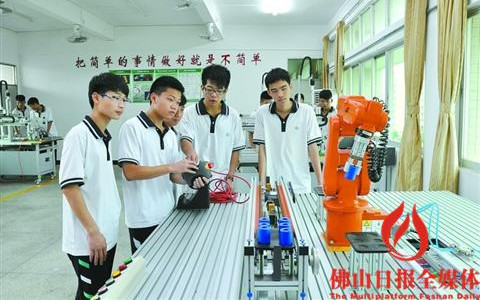 中國僑網(wǎng)佛山市中職學(xué)校工業(yè)機(jī)器人應(yīng)用與維護(hù)專業(yè)的學(xué)生們正在實(shí)習(xí)實(shí)訓(xùn)中。/資料圖片