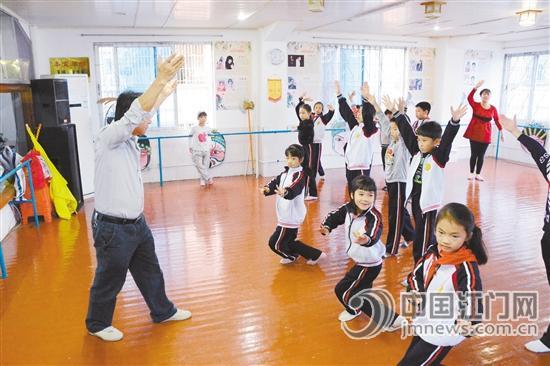 中國僑網(wǎng)伍光明在輔導(dǎo)紅豆班學(xué)員。