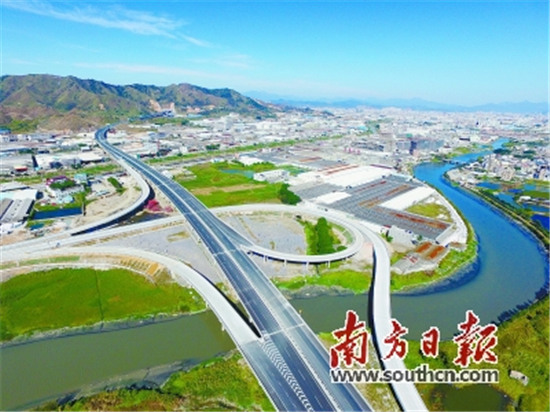 中國僑網從空中俯瞰潮惠高速鳳塘入口。