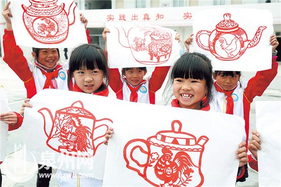 中國僑網(wǎng)百“壺”“雞”祥 張九強 攝