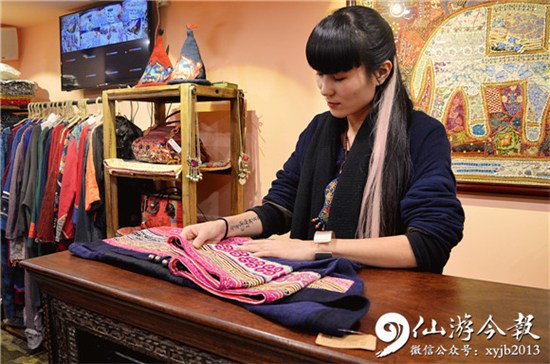 中國(guó)僑網(wǎng)余鳴收拾心愛(ài)的作品