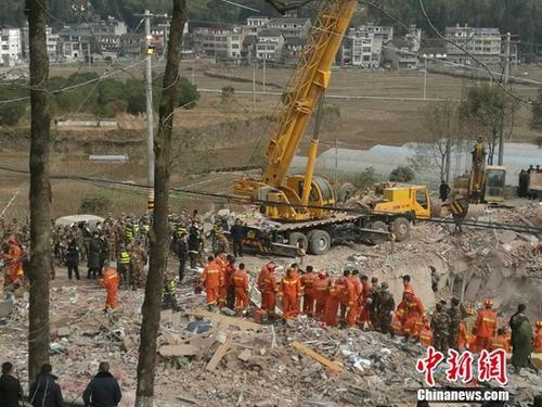 中國(guó)僑網(wǎng)圖為民房坍塌事件救援現(xiàn)場(chǎng)。 徐明 攝