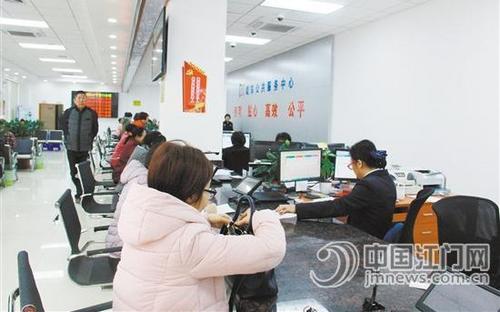 中國僑網(wǎng)在堤東“邑門式”服務(wù)中心,昨日已有不少群眾前來辦理業(yè)務(wù)。