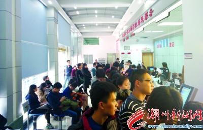 中國(guó)僑網(wǎng)節(jié)后潮州市民扎堆辦證