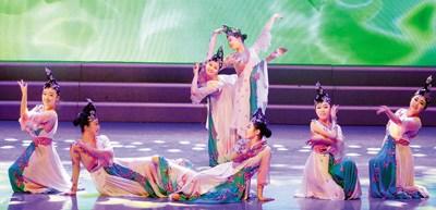 中國僑網(wǎng)圖為通化市歌舞劇團演員表演舞蹈《馬蘭開花》