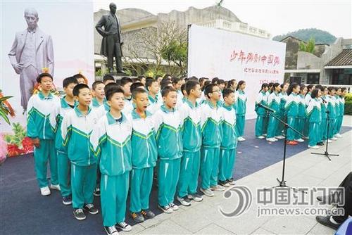 中國(guó)僑網(wǎng)學(xué)生們?cè)诹簡(jiǎn)⒊~像面前朗誦梁?jiǎn)⒊慕?jīng)典作品,以此紀(jì)念梁?jiǎn)⒊?。馮瑤君 攝