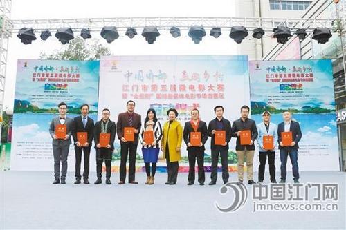 中國僑網(wǎng)市委常委、宣傳部長周惠紅為陳敬武等10名大賽評委頒發(fā)聘書。