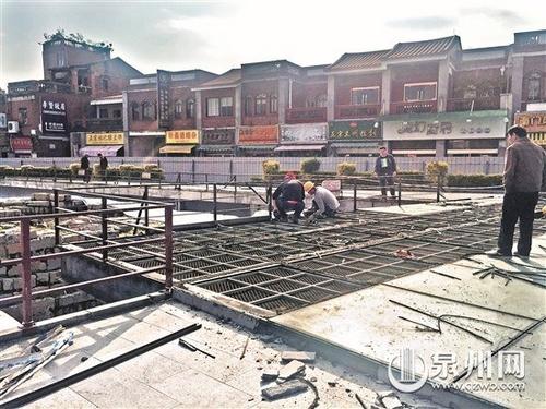中國(guó)僑網(wǎng)施工人員正在對(duì)德濟(jì)門(mén)遺址廣場(chǎng)觀賞臺(tái)進(jìn)行拆除作業(yè)