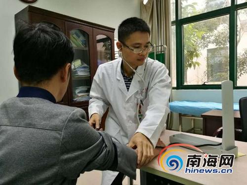 中國僑網(wǎng)萬寧市人民醫(yī)院的急診科醫(yī)生王茂武正在幫市民看病。南海網(wǎng)記者 高鵬 攝