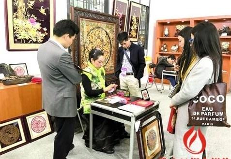 中國僑網(wǎng)饒寶蓮展示佛山剪紙。受訪者提供