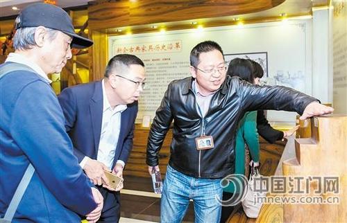 中國(guó)僑網(wǎng)新會(huì)古典家具城董事長(zhǎng)袁秋耘向澳門(mén)中華藝術(shù)交流促進(jìn)會(huì)一行介紹古典家具。