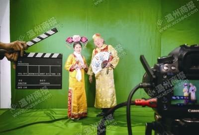中國僑網(wǎng)david purnelld(右)跟學(xué)生體驗(yàn)清宮劇拍攝。