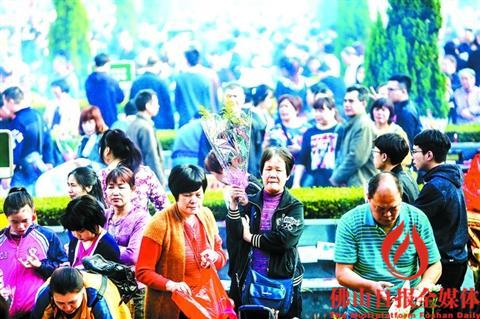 中國僑網(wǎng)昨日(4月4日)上午,市民在佛山市殯儀館祭祀?yún)^(qū)祭拜先人。/佛山日報記者 王偉楠攝