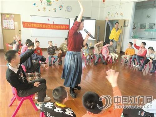 中國僑網(wǎng)音樂治療師聶慧帶領(lǐng)孩子們進入了音樂治療的神秘領(lǐng)域。