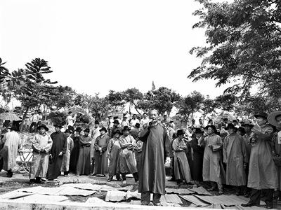 中國(guó)僑網(wǎng)圖為海南梁氏合族宗祠眾人用傳統(tǒng)方式祭祖。