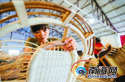 中國(guó)僑網(wǎng)圖為工人正在編制特色黎族藤制家具。