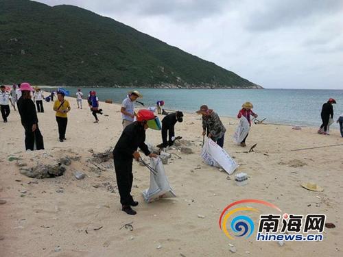 中國(guó)僑網(wǎng)圖為萬寧組織50名志愿者到大洲島清理垃圾。通訊員 梁振瑋 攝