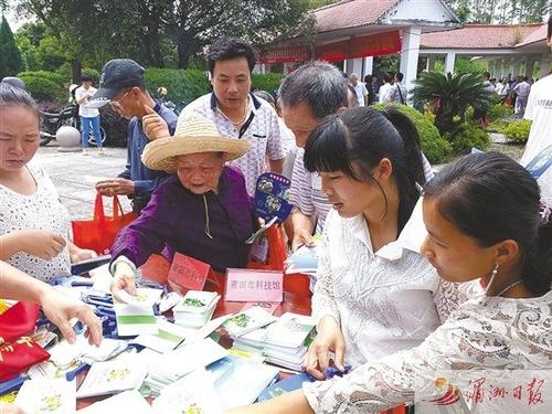 中國(guó)僑網(wǎng)宣傳活動(dòng)吸引市民前來觀看。